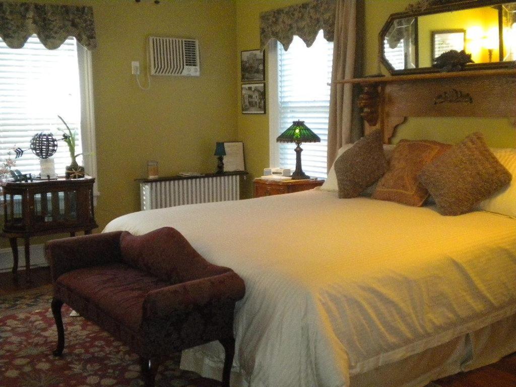 The Stirling House Waterfront Inn Greenport Room photo